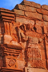 Sur le portail de la Mission San Ignacio, en Argentine.