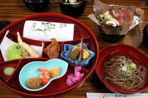 Assiette et plats variés, au Japon.