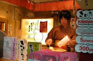 Un kiosque de pâtisseries, à Tokyo. (Japon)