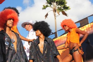 Des danseurs sur un char allégorique, lors du carnaval.