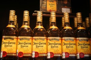 A la distillerie Mondo Cuervo, à Tequila. (Mexique)