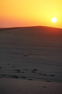 Coucher de soleil au milieu des dunes, au Qatar.