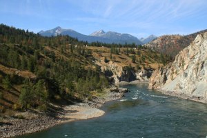 Le train longe des rivières, alimentées par des glaciers.