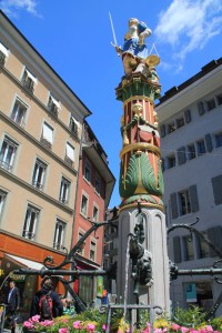 Fontaine, dans la vieille ville de Lausanne. (Suisse)