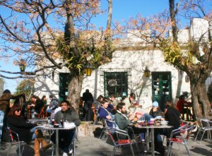 Une terrasse, au coeur de Colonia, en Uruguay