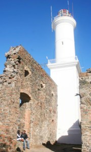 Dans les vestiges du phare de San Francisco, à Colonia.