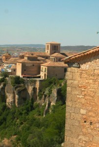 Cuenca est perchée sur le bord d'une falaise.