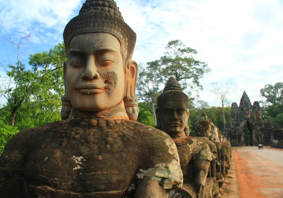 Les statues à l'entrée d'Angkor Thom