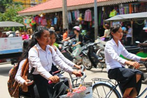 Jeunes filles à vélo dans les rues de Siem Reap.