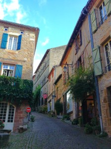 Une des rues commerçantes de Cordes-sur-ciel