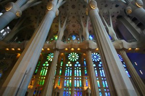 Les voûtes et colonnes uniques de la Sagrada Familia.