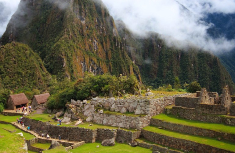 Huayna Picchu domine le site.