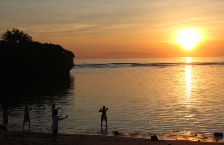 Plage de Nusa Dua au lever du soleil.