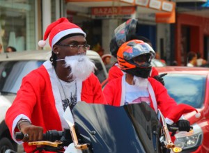 parade des Pères Noël en moto, en Guadeloupe