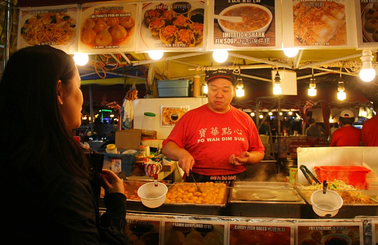 Un kiosque de dim sum, au Marché de nuit de Richmond.
