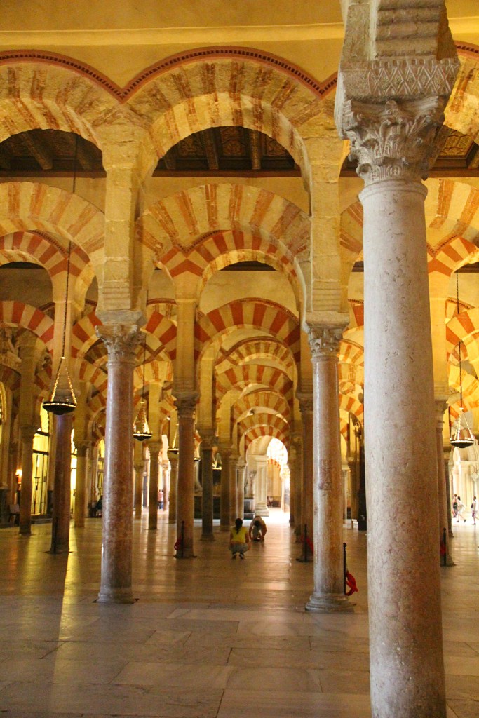 Arches et colonnes de la Mezquita de Cordoue.