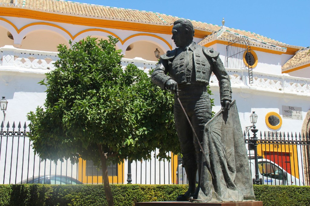 Devant la Plaza de Toros de Séville.