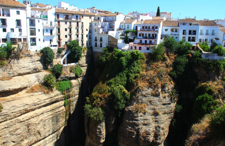 Ronda, perchée sur des falaises.