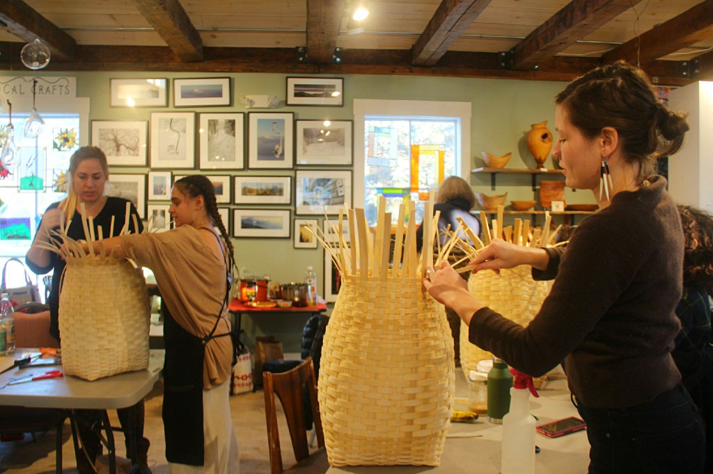 Une démonstration, dans une boutique d'artisanat.