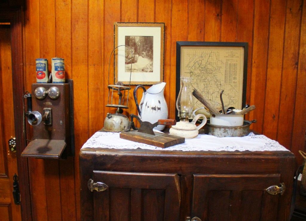 Meubles et objets antiques, à la Seigneurie du Triton