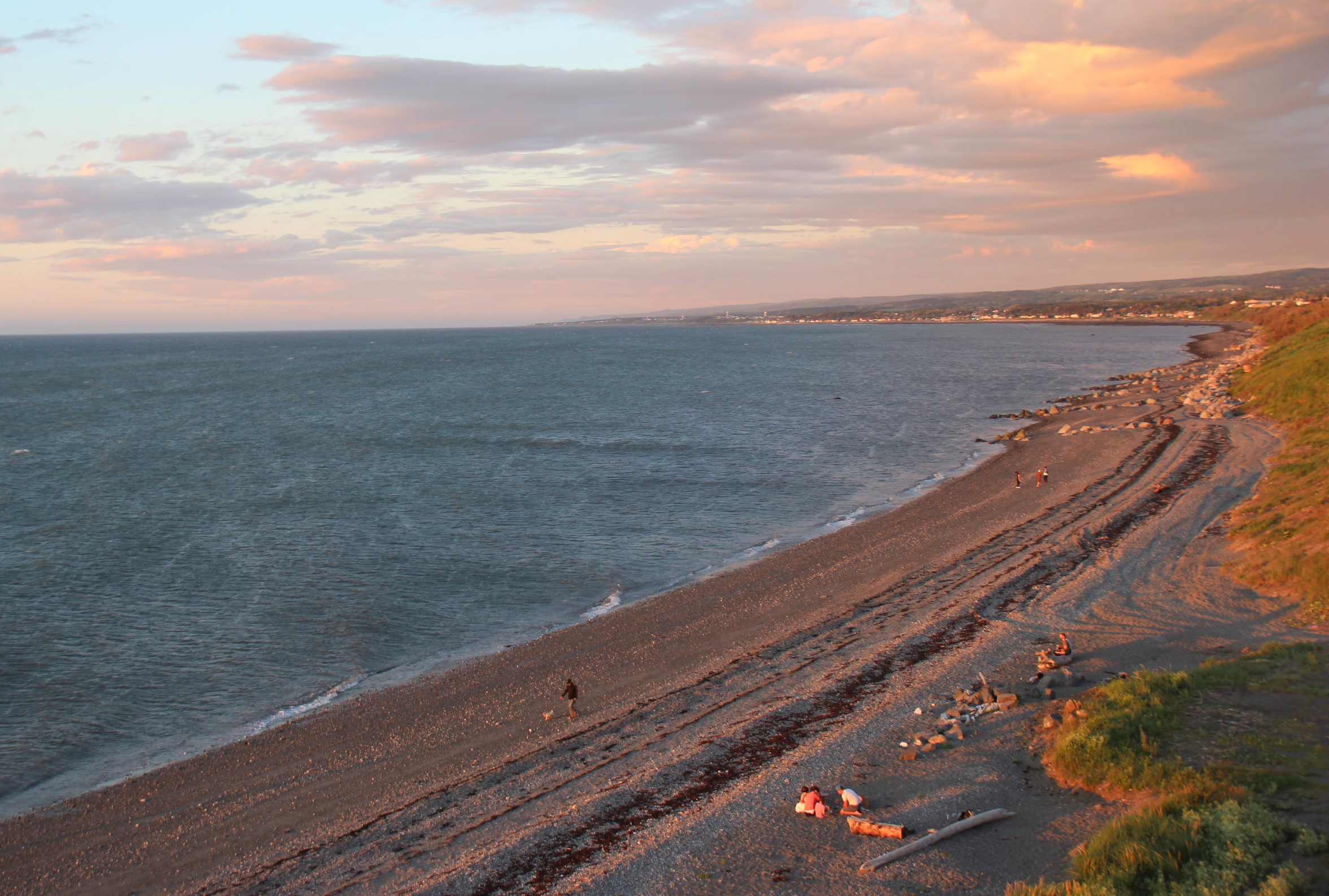 La plage de Matane au coucher du soleil, en Gaspésie