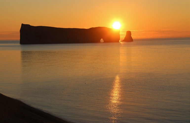 Le Rocher Percé, au lever du soleil, en Gaspésie