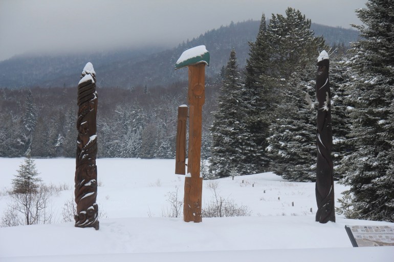 Totems le long du lac, au Parc du Mont-Tremblant
