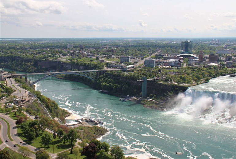 Vue des chutes, à partir de la tour Skylon.