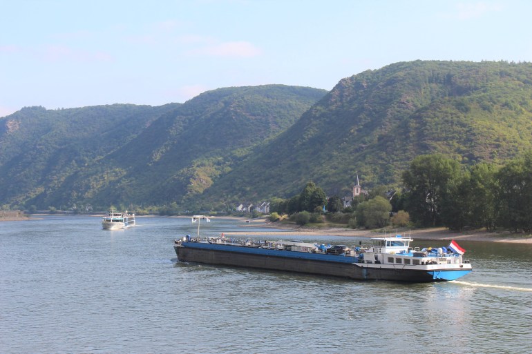 Péniches, en face du rocher de la Lorelei