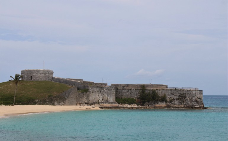 L'île compte de nombreuses forteresses militaires.