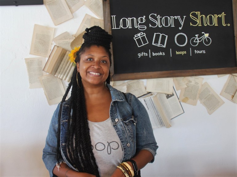 Kirsten White, guide et propriétaire de la boutique A Long Story Short.