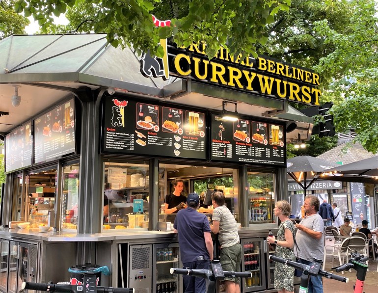 Kiosque proposant les fameuses saucisses berlinoines.