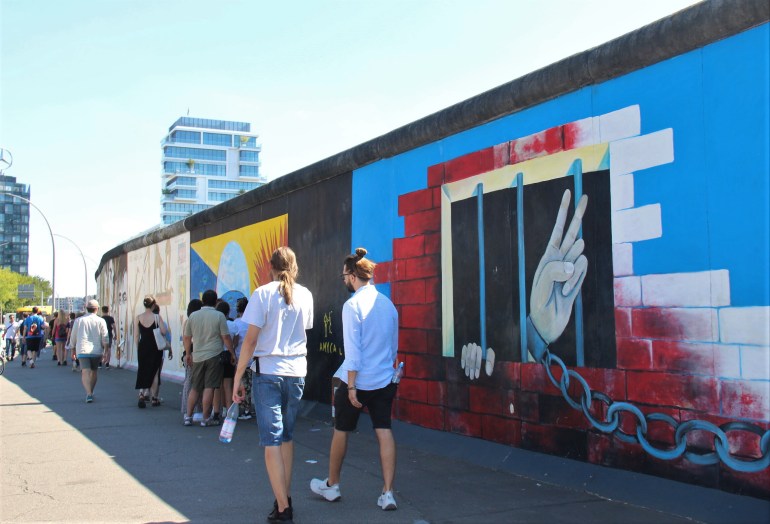 Le long de l'East Side Gallery, à Berlin