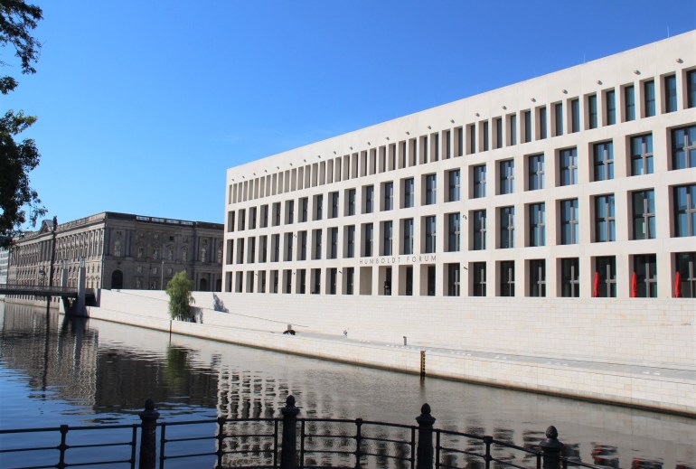 Le long de la Spree, le nouveau Forum Humboldt.