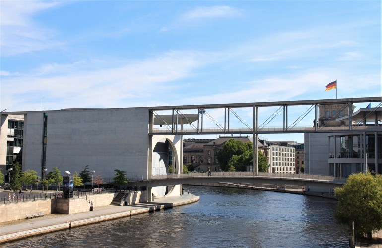 Plusieurs édifices du gouvernement allemand bordent la Spree.