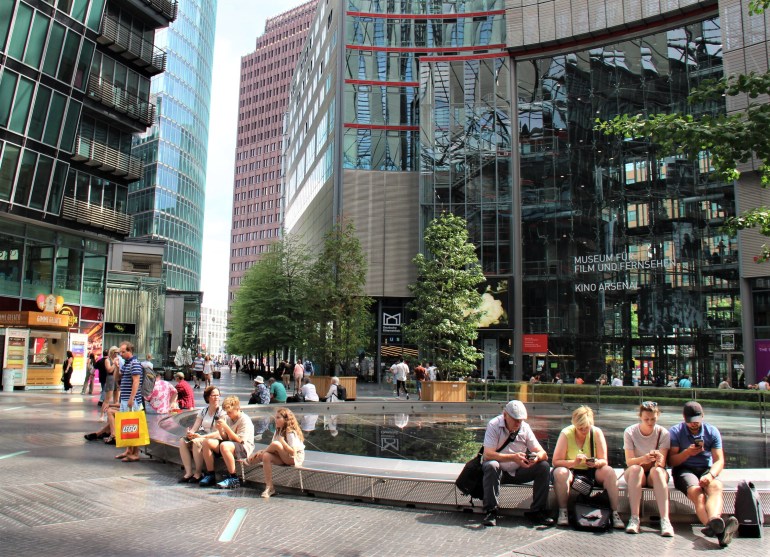 La fontaine, au milieu des tours de Postdamer Platz.