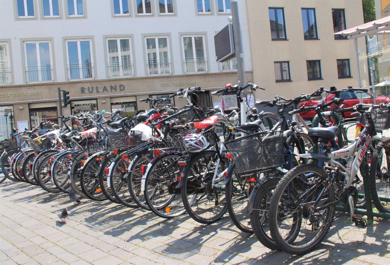 Stationnement pour vélos, dans le centre de Bonn.