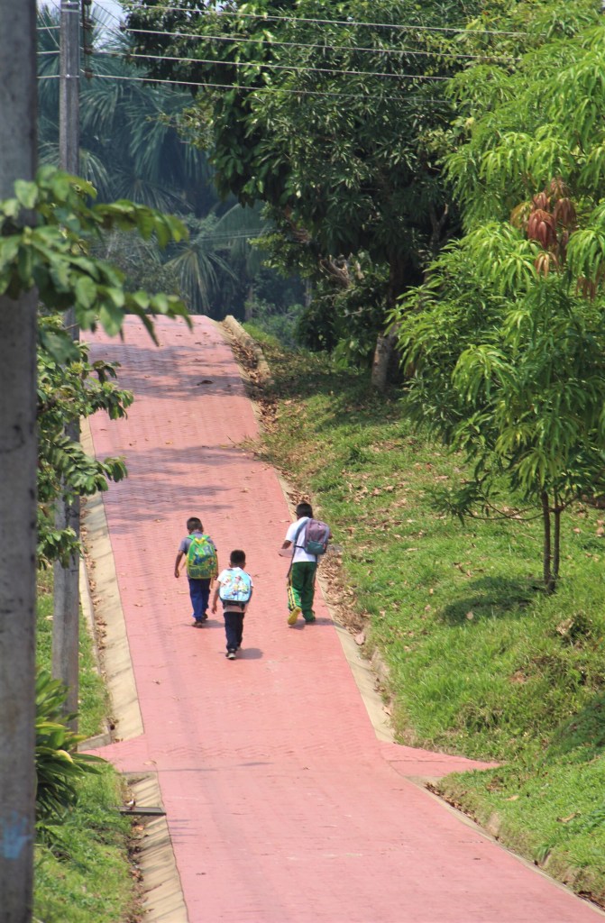 Écoliers dans le village