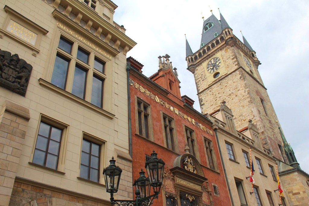 L'hôtel de ville et la place de la Vieille Ville.