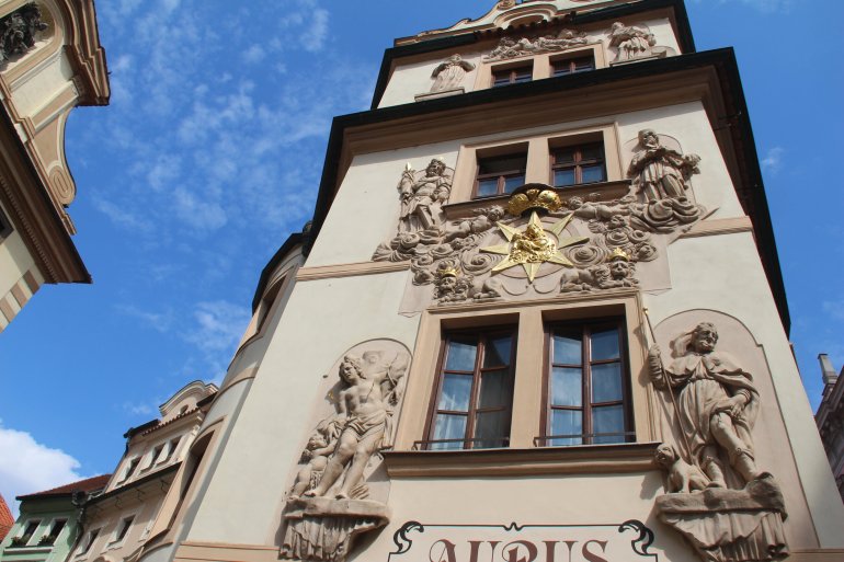 Façade ornée de statues à Prague.