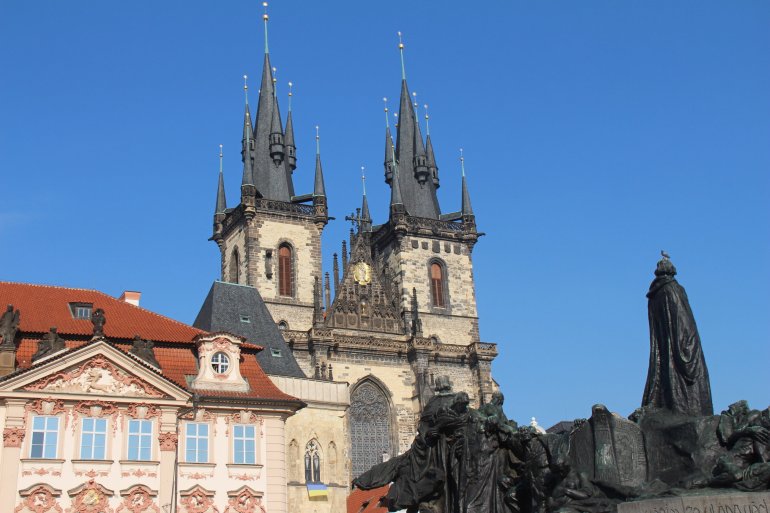 La cathédrale Saint-Guy domine le quartier du 'château'.